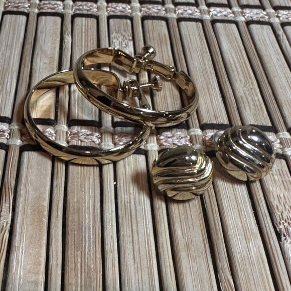 Vintage Hoops Clip On Screw Back Gold Tone & Ribbed Stud Earrings Lot Of 2 - Picture 11 of 11